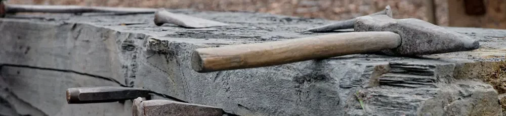 Debitage-bloc-schiste Débitage d'un bloc de schiste